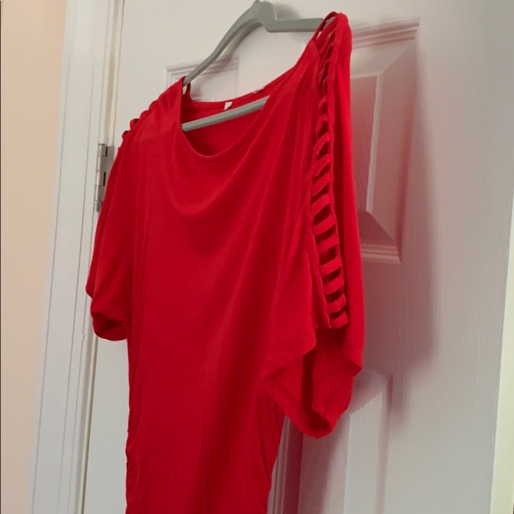 Form-fitting red dress - Picture 2 of 2